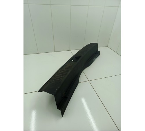 Накладка замка крышки багажника задней панели кузова