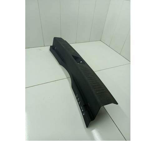 Накладка замка крышки багажника задней панели кузова