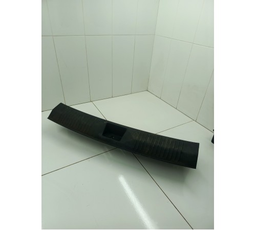 Накладка замка крышки багажника задней панели кузова