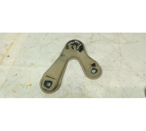 Задний правый кронштейн подрамника