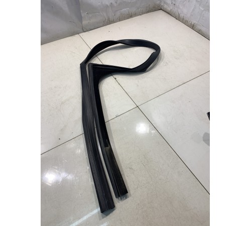 Уплотнитель стекла (передний, правый)