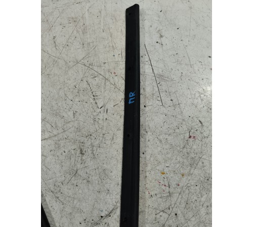 Уплотнитель двери передний правый нижний