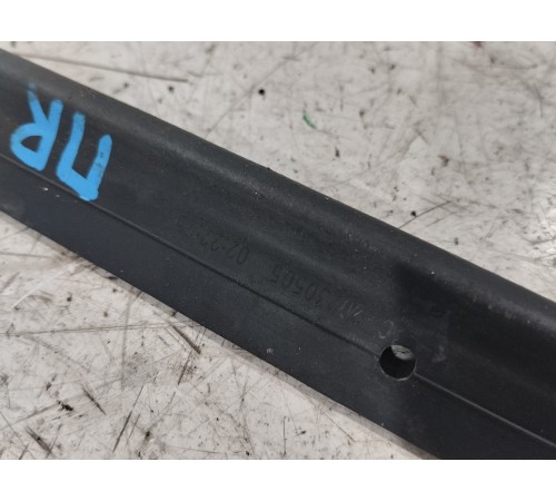 Уплотнитель двери передний правый нижний