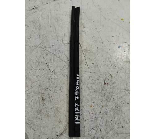 Уплотнитель двери передний правый нижний