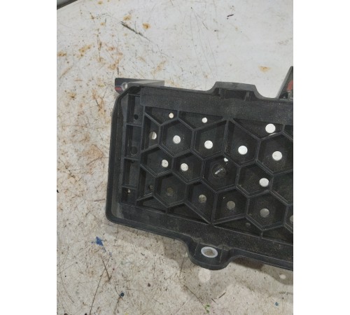 Крепление аккумулятора полка АКБ