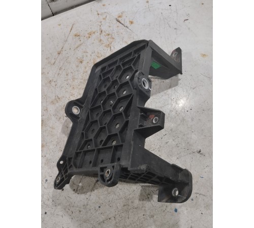 Крепление аккумулятора полка АКБ