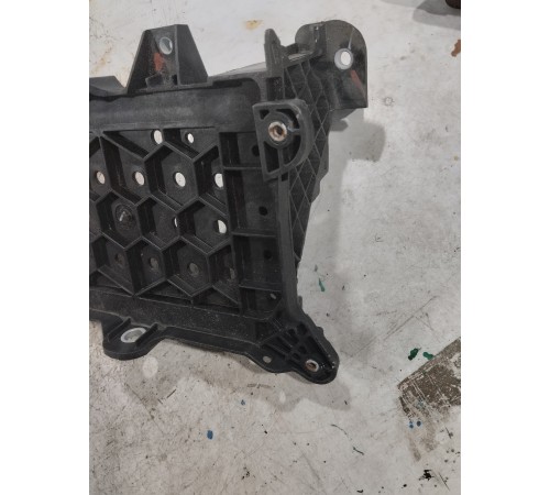 Крепление аккумулятора полка АКБ