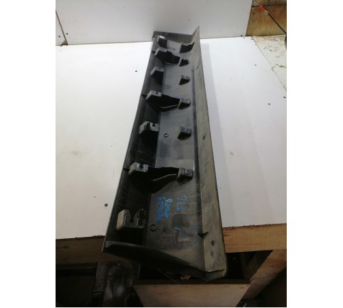 Накладка двери передняя левая нижняя , молдинг