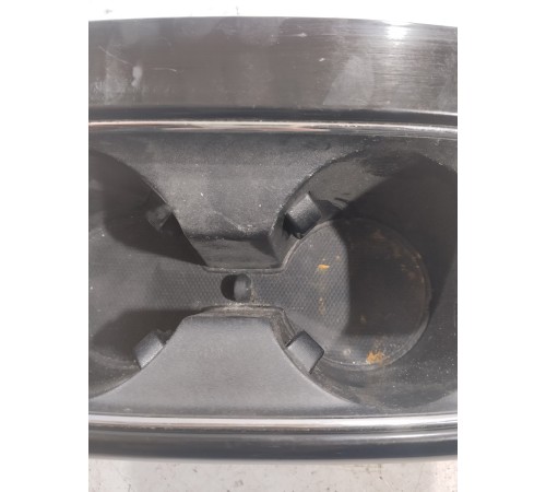 Подстаканник (вещевой ящик)