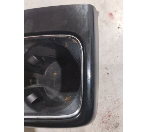 Подстаканник (вещевой ящик)