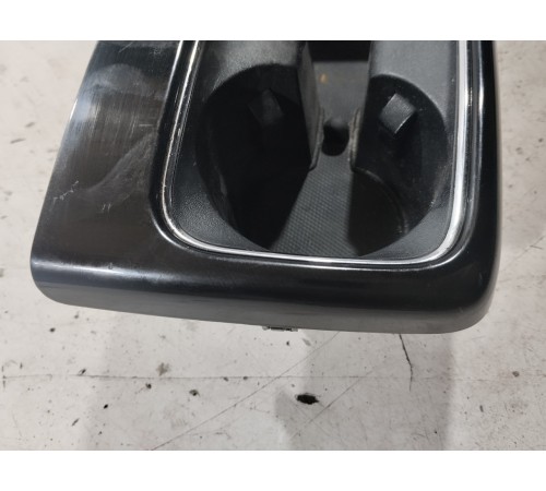 Подстаканник (вещевой ящик)