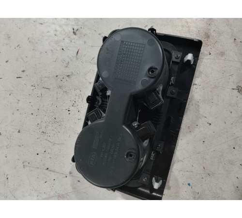 Подстаканник (вещевой ящик)