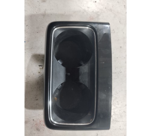 Подстаканник (вещевой ящик)