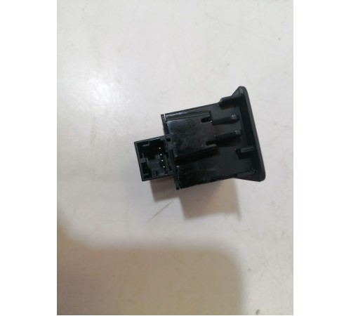 Кнопка открывания крышки багажника