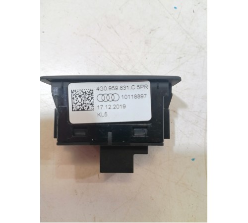 Кнопка открывания крышки багажника