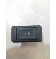 Кнопка открывания крышки багажника