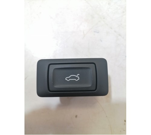 Кнопка открывания крышки багажника