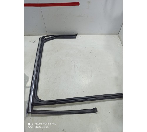 Уплотнитель стекла двери (задний правый)
