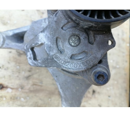 Кронштейн двигателя,с роликом 