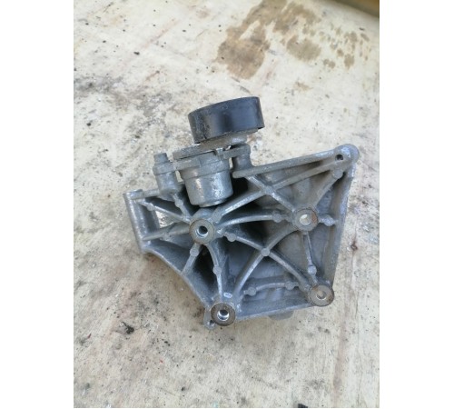 Кронштейн двигателя,с роликом 