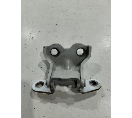 Петля двери(передняя правая нижняя)