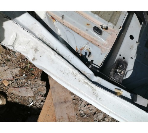 Порог с центральной стойкой левый