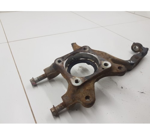 Кулак поворотный передний левый