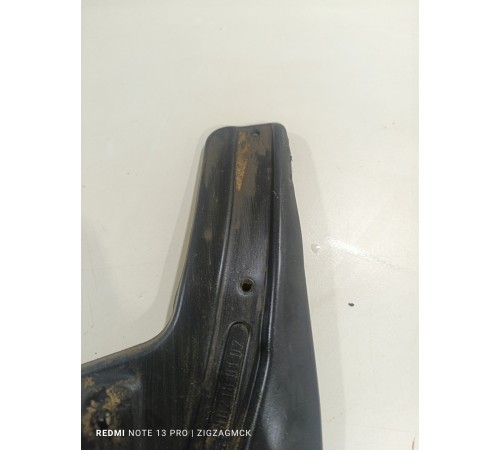 Брызговик передний правый