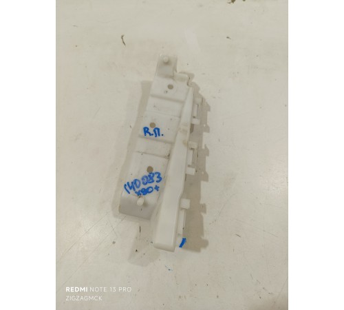 Кронштейн фары правый