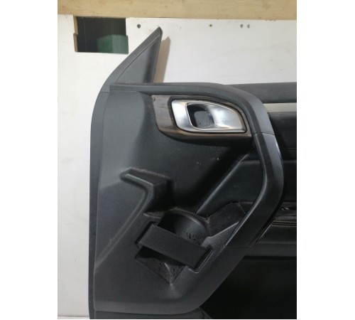 Обшивка двери передней правой