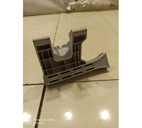 Направляющая стекла двери(передняя правая)