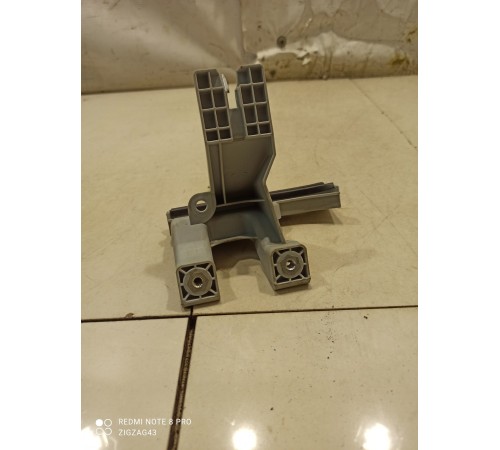 Направляющая стекла двери(передняя правая)