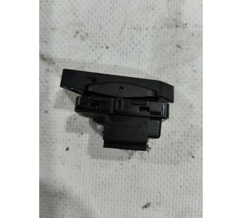 Кнопка центрального замка (передняя правая)