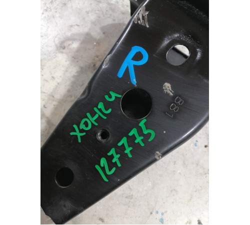 Кронштейн усилителя бампера передний правый