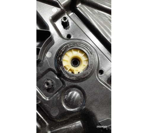 Стеклоподъемник (передний правый)