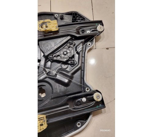 Стеклоподъемник (передний правый)