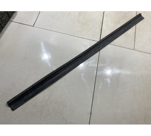 Уплотнитель стекла (передний, правый, внешний)