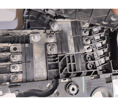 Распределитель тока с предохранителями