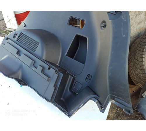 Обшивка багажника (задняя правая)