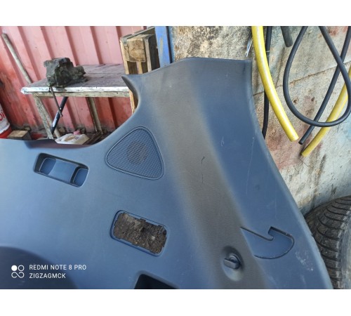 Обшивка багажника (задняя правая)