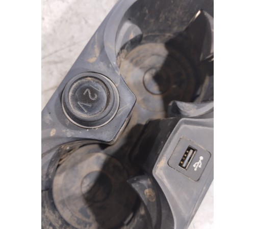 Подстаканник центральной консоли