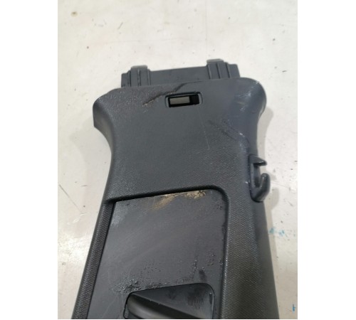 Обшивка центрально стойки (верхняя) правая