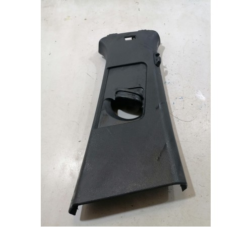 Обшивка центрально стойки (верхняя) правая