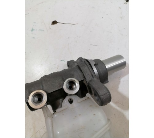 Главный тормозной цилиндр с бачком