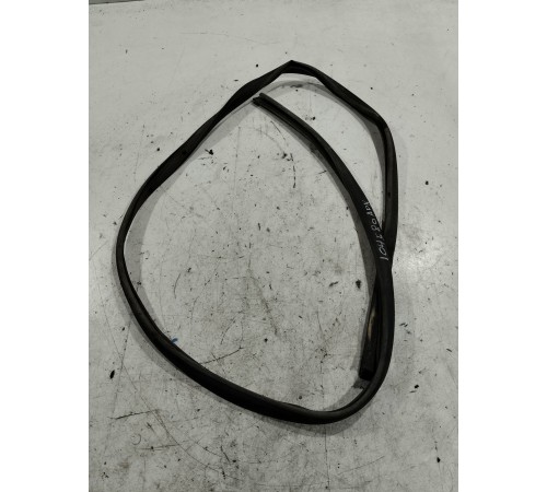 Уплотнитель порога левый