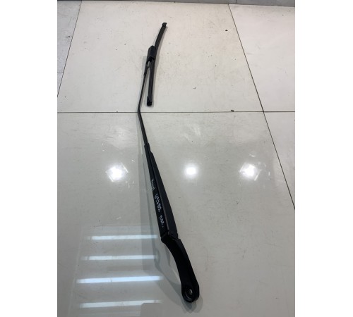 Передний стеклоочиститель (пассажирский)