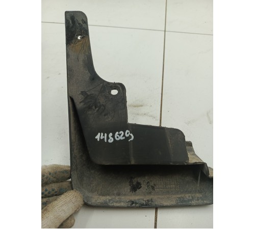 Брызговик передний правый