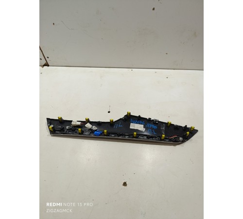 Накладка двери передняя левая