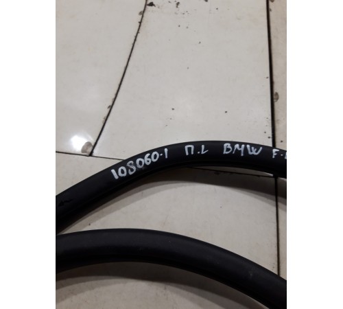 Уплотнитель двери(передний левый)