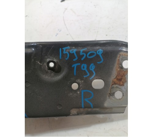 	Кронштейн крыла передний правый